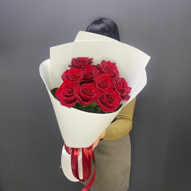 9 классических красных роз, артикул F1194990 - 3690 рублей, доставка по городу. Flawery - доставка цветов