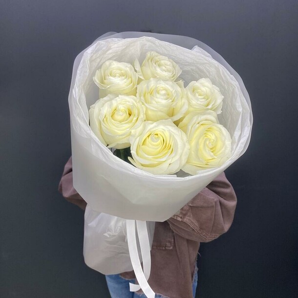 Букет из 7 белых роз, артикул F1194992 - 2990 рублей, доставка по городу. Flawery - доставка цветов