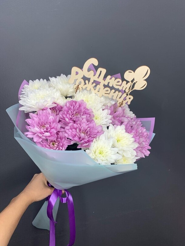 Букет из 7 кустовых хризантем с топпером, артикул F1196089 - 4190 рублей, доставка по городу. Flawery - доставка цветов