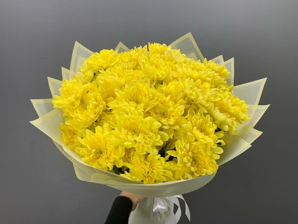 Букет из 11 жёлтых хризантем, артикул F1196091 - 4890 рублей, доставка по городу. Flawery - доставка цветов