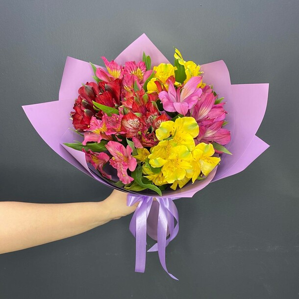 Букет из 7 альстромерий, артикул F1199729 - 2690 рублей, доставка по городу. Flawery - доставка цветов