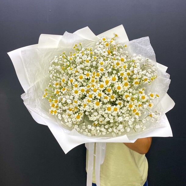 Букет из гипсофилы и ромашек, артикул F1212523 - 4990 рублей, доставка по городу. Flawery - доставка цветов