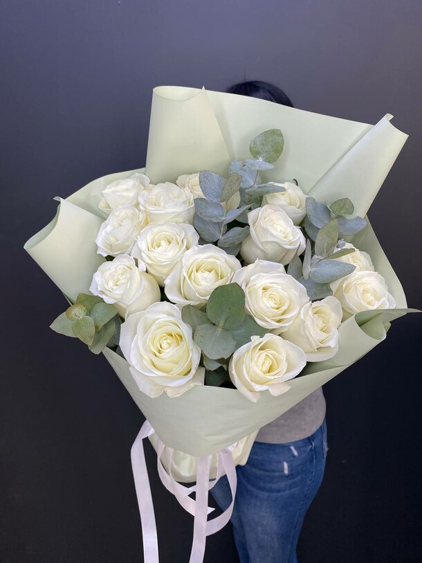 15 белых роз с эвкалиптом, артикул F1215583 - 7390 рублей, доставка по городу. Flawery - доставка цветов