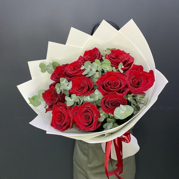 Букет из роз и эвкалипта, артикул F1252627 - 5590 рублей, доставка по городу. Flawery - доставка цветов