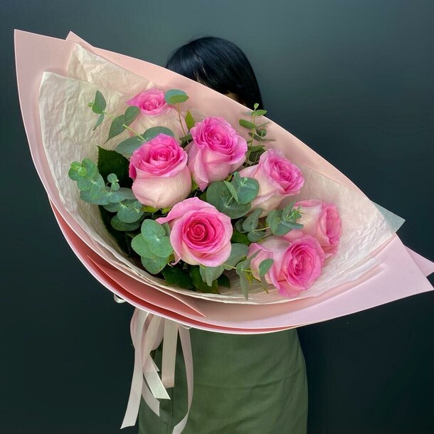 Букет из 7 роз с эвкалиптом, артикул F1252655 - 3999 рублей, доставка по городу. Flawery - доставка цветов