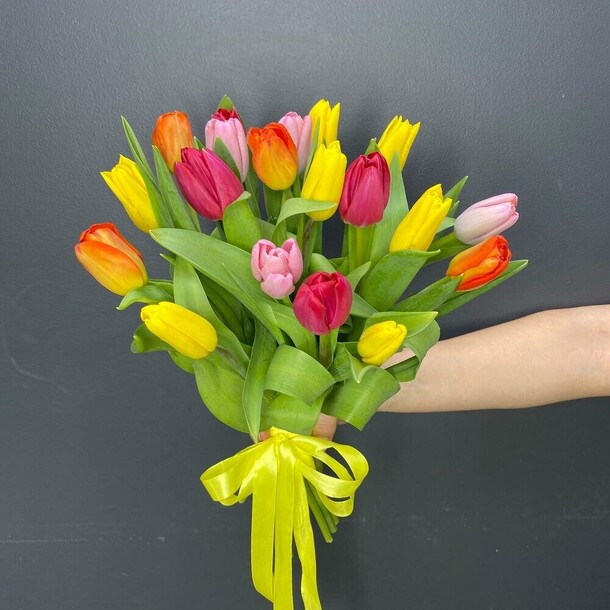 Букет из 19 тюльпанов микс, артикул F1261895 - 5240 рублей, доставка по городу. Flawery - доставка цветов