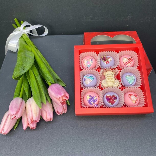 7 тюльпанов и шоколад, артикул F1262566 - 4889 рублей, доставка по городу. Flawery - доставка цветов