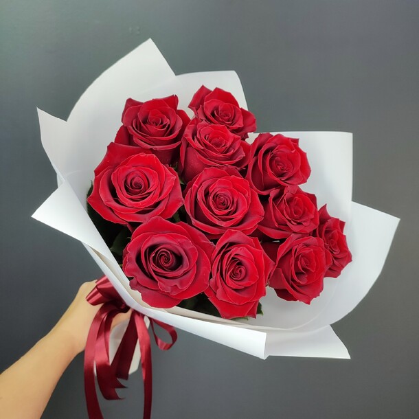 11 красных роз в упаковке, артикул F1321474 - 4390 рублей, доставка по городу. Flawery - доставка цветов