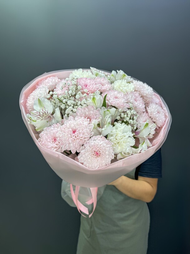 Сборный букет, артикул F1321485 - 4150 рублей, доставка по городу. Flawery - доставка цветов