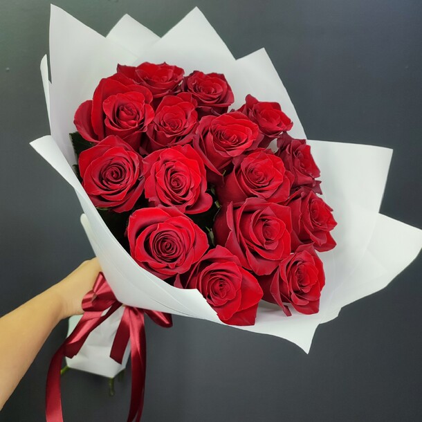15 красных роз, артикул F1321486 - 4990 рублей, доставка по городу. Flawery - доставка цветов