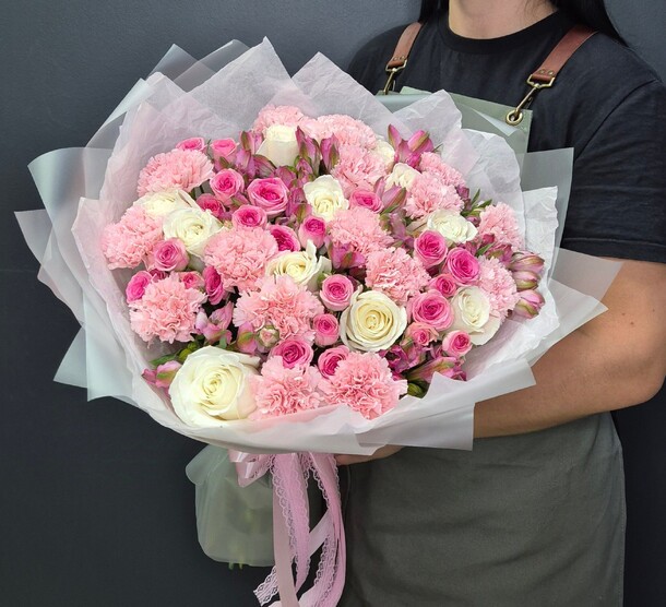 Сборный букет, артикул F1329992 - 14300 рублей, доставка по городу. Flawery - доставка цветов