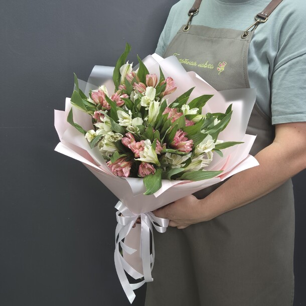 Букет из 11 альстромерий, артикул F1332383 - 3690 рублей, доставка по городу. Flawery - доставка цветов