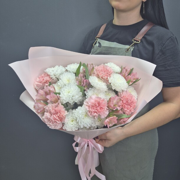 Букет сборный нежный, артикул F1336733 - 4177 рублей, доставка по городу. Flawery - доставка цветов