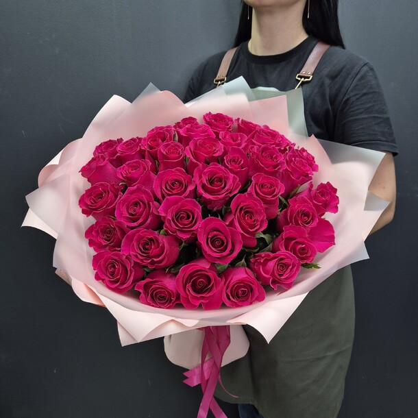 Букет из 35 роз, артикул F1369367 - 12570 рублей, доставка по городу. Flawery - доставка цветов