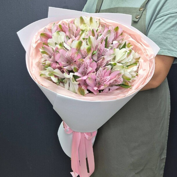 Букет из 11 альстромерий, артикул F1445623 - 3790 рублей, доставка по городу. Flawery - доставка цветов