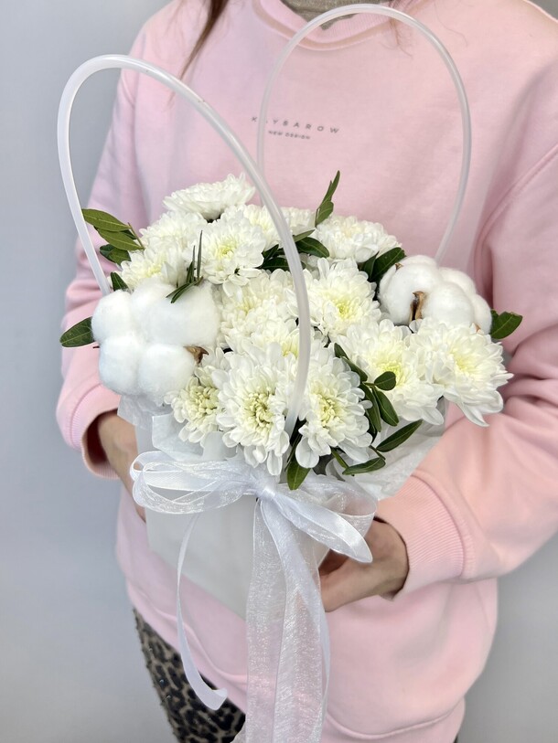 Сумочка с хризантемой и хлопком, артикул F1229986 - 2273 рублей, доставка по городу. Flawery - доставка цветов