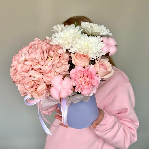 Цветы в сиреневой шляпке, артикул F1328764 - 2718 рублей, доставка по городу. Flawery - доставка цветов