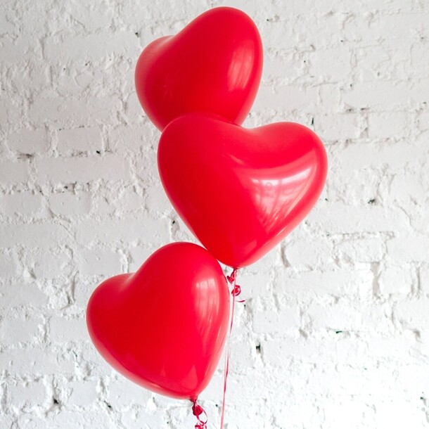 Набор шаров три красных сердца латекс, артикул F1329521 - 1050 рублей, доставка по городу. Flawery - доставка цветов
