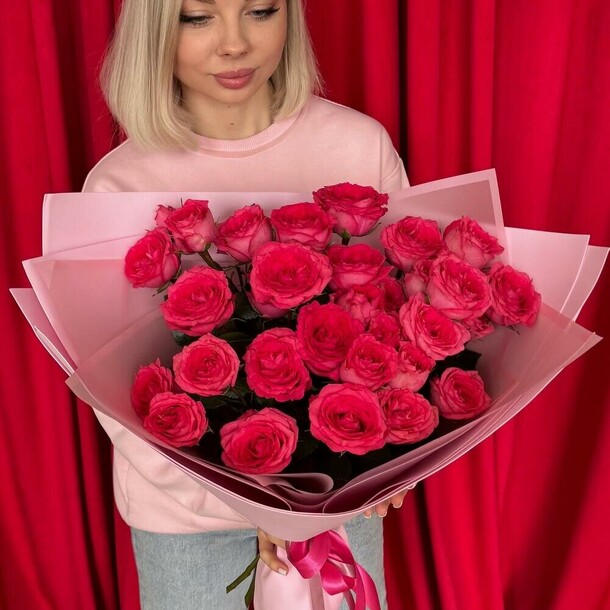 9 эквадорских роз в розовом оформлении, артикул F1373809 - 5091 рублей, доставка по городу. Flawery - доставка цветов