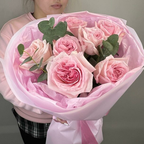 Пионовидные розы пинк охара с эвкалиптом, артикул F1411769 - 4600 рублей, доставка по городу. Flawery - доставка цветов