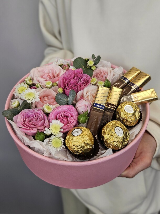 Розы со сладостями в шайбе, артикул F1431907 - 3150 рублей, доставка по городу. Flawery - доставка цветов