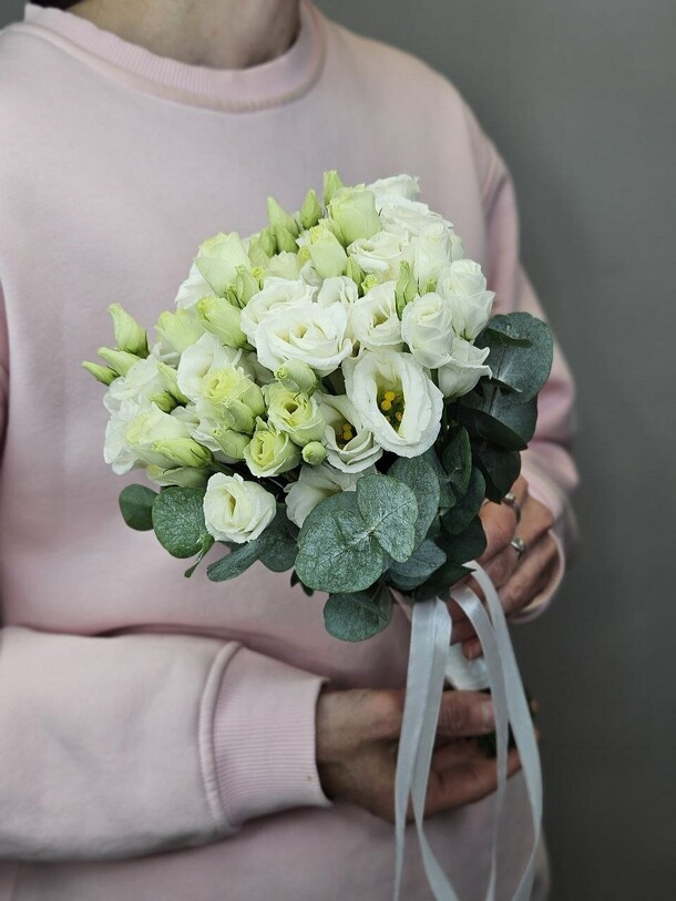 Букет невесты из эустомы и эвкалипта, артикул F1437669 - 6500 рублей, доставка по городу. Flawery - доставка цветов