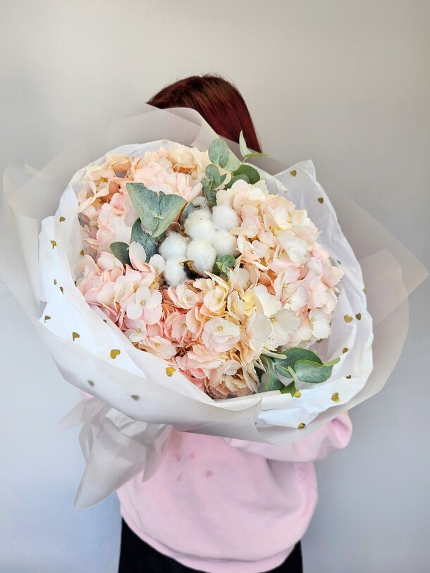 Монобукет 3 персиковые гортензии с хлопком, артикул F1464762 - 5000 рублей, доставка по городу. Flawery - доставка цветов