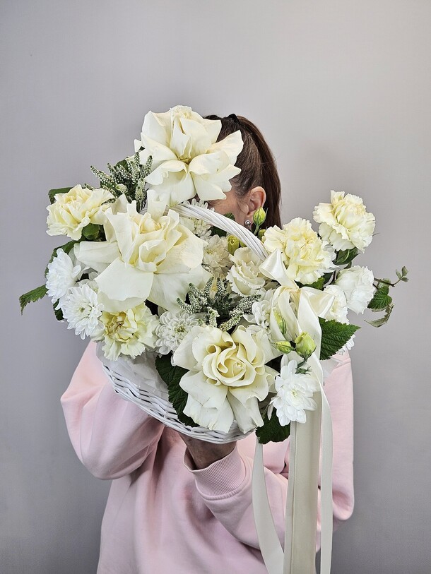 Корзина ажурных роз с эустомой, артикул F1474532 - 6190 рублей, доставка по городу. Flawery - доставка цветов