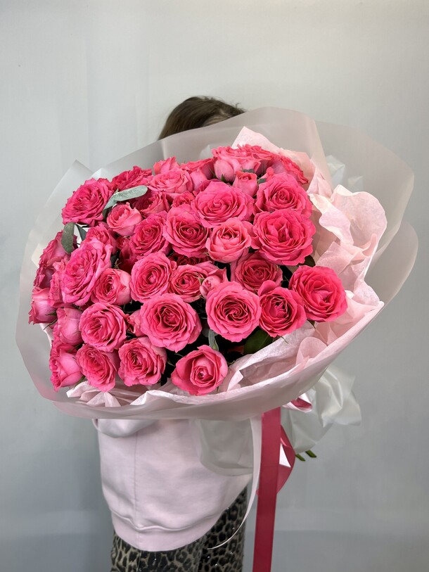 15 кустовых малиновых роз с эвкалиптом, артикул F1487314 - 9690 рублей, доставка по городу. Flawery - доставка цветов