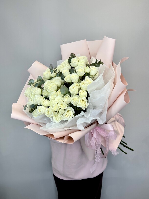 15 кустовых белых роз с эвкалиптом, артикул F1487328 - 10050 рублей, доставка по городу. Flawery - доставка цветов