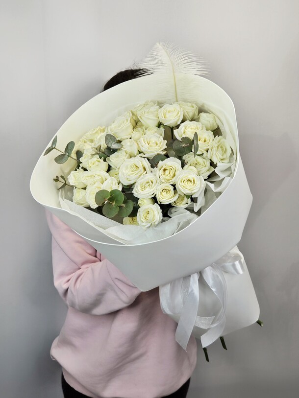 11 белых кустовых роз с эвкалиптом, артикул F1491025 - 8000 рублей, доставка по городу. Flawery - доставка цветов