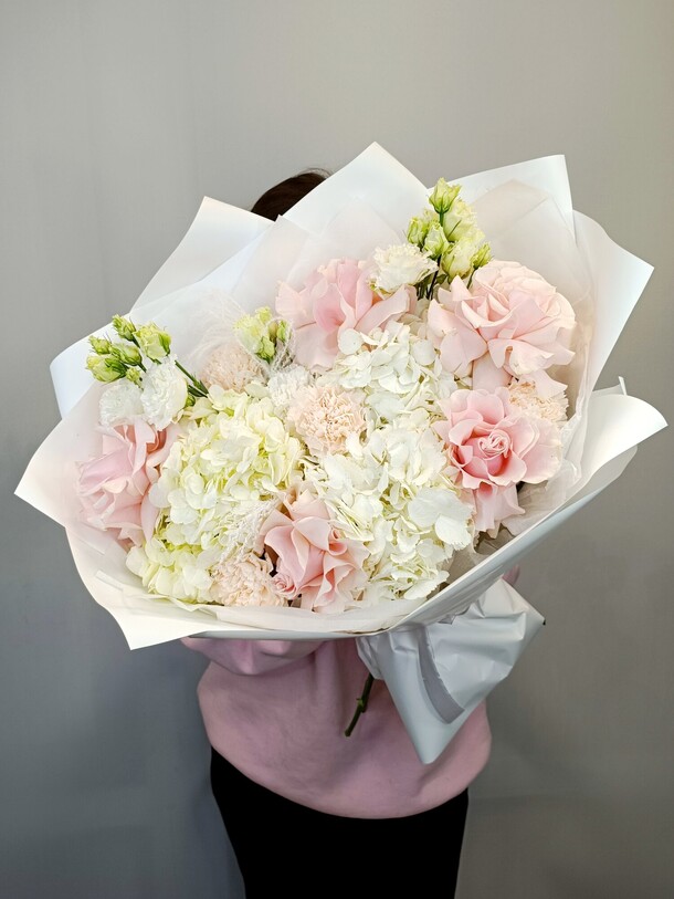 Букет с розами, гортензией, диантусами и эустомой, артикул F1505082 - 9000 рублей, доставка по городу. Flawery - доставка цветов