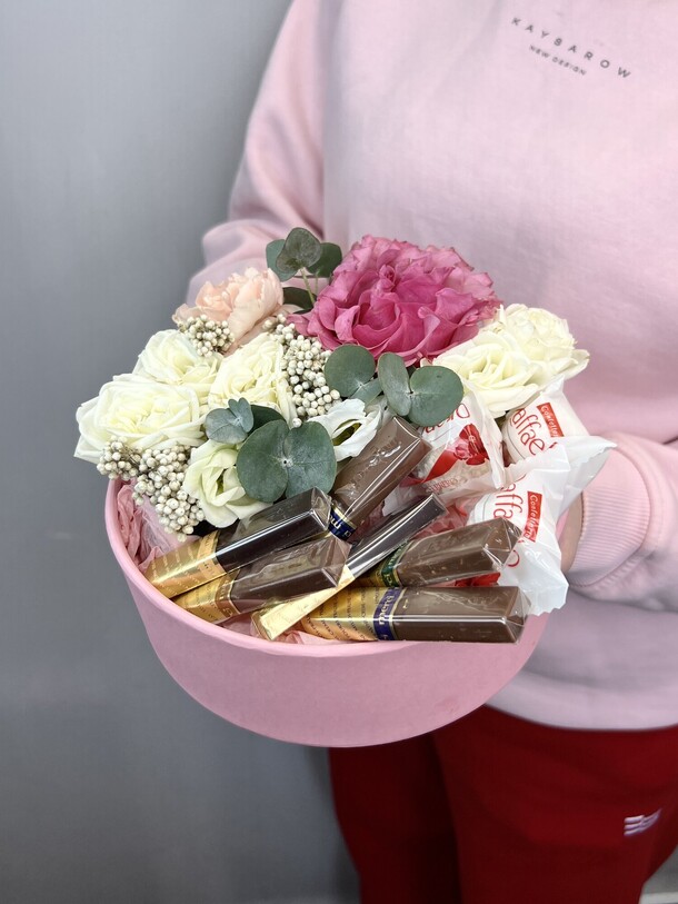 Шайба с цветами и сладостями, артикул F1524910 - 3150 рублей, доставка по городу. Flawery - доставка цветов