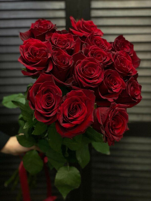 Букет из 15 красных эквадорских роз 70 см, артикул F1294712 - 7135 рублей, доставка по городу. Flawery - доставка цветов