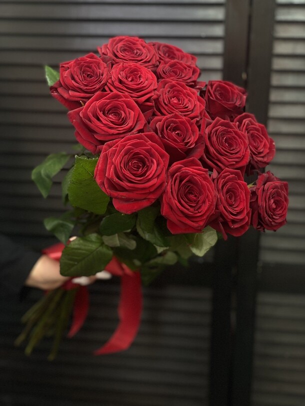 Букет из 15 красных роз 50 см, артикул F1294713 - 5611 рублей, доставка по городу. Flawery - доставка цветов