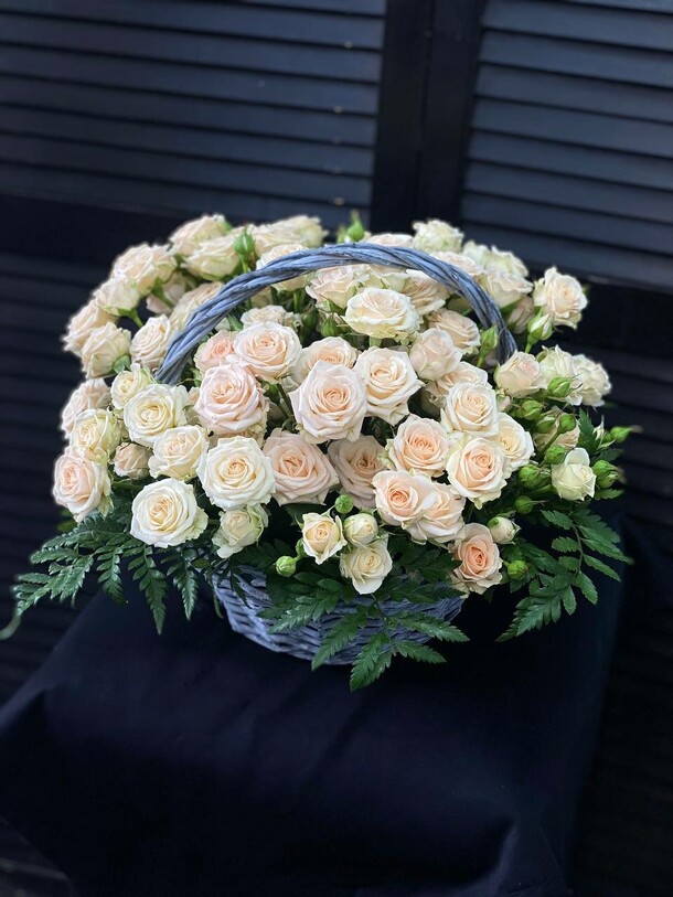 Кустовые розы в корзине, артикул F1294729 - 13696 рублей, доставка по городу. Flawery - доставка цветов