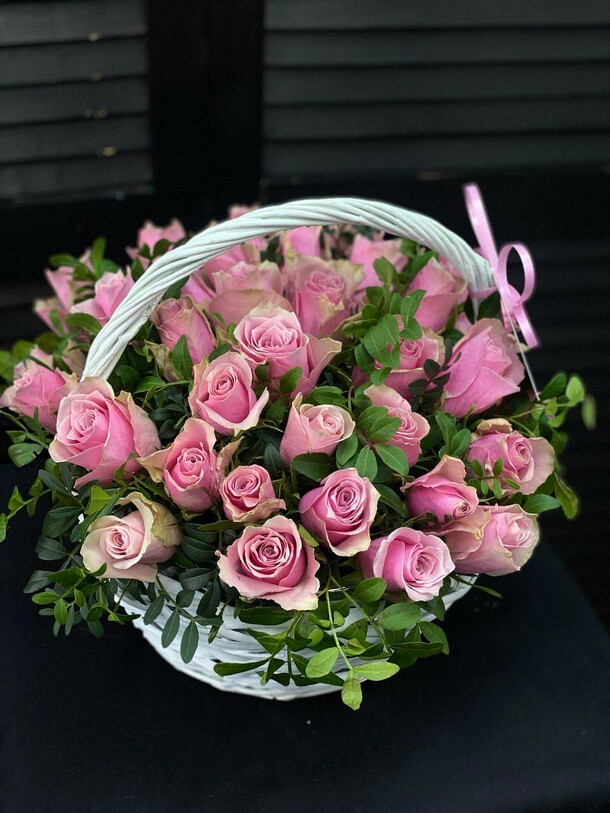 Корзина с розами, артикул F1294730 - 10505 рублей, доставка по городу. Flawery - доставка цветов