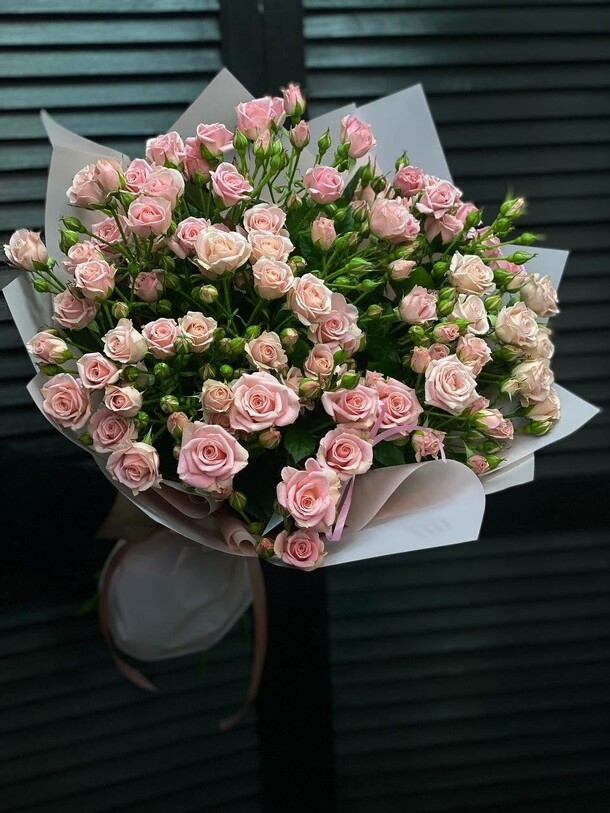 Букет из 11 кустовых роз 60 см в оформлении, артикул F1294745 - 8588 рублей, доставка по городу. Flawery - доставка цветов