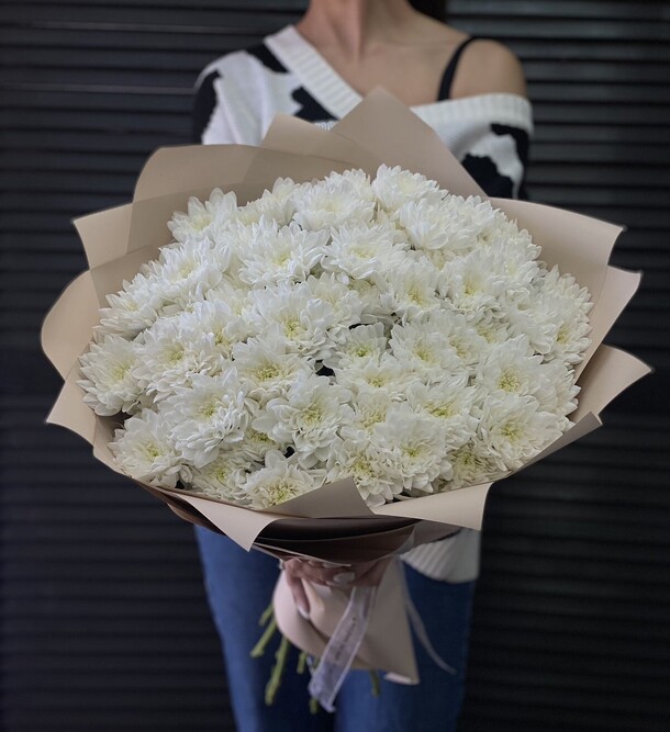 Букет из 15 кустовых хризантем в оформлении, артикул F1294749 - 9408 рублей, доставка по городу. Flawery - доставка цветов