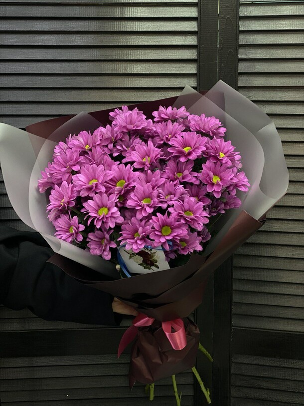 Букет из 5 кустовых хризвнтем в оформлении, артикул F1294750 - 2870 рублей, доставка по городу. Flawery - доставка цветов