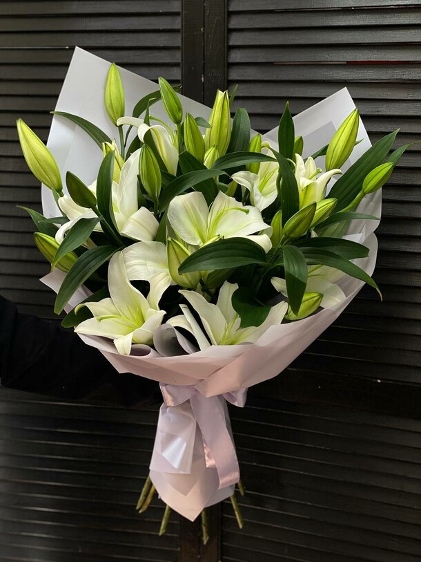 Букет из 7 лилий в оформлении, артикул F1294751 - 8858 рублей, доставка по городу. Flawery - доставка цветов