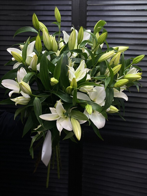 Букет из 13 лилий, артикул F1294752 - 14739 рублей, доставка по городу. Flawery - доставка цветов