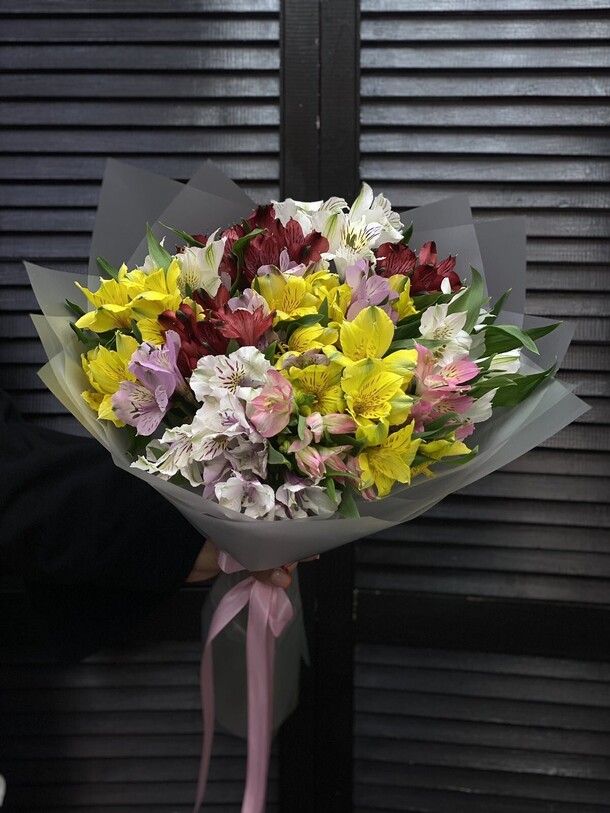 Букет из 17 альстромерий в оформлении, артикул F1298530 - 7778 рублей, доставка по городу. Flawery - доставка цветов