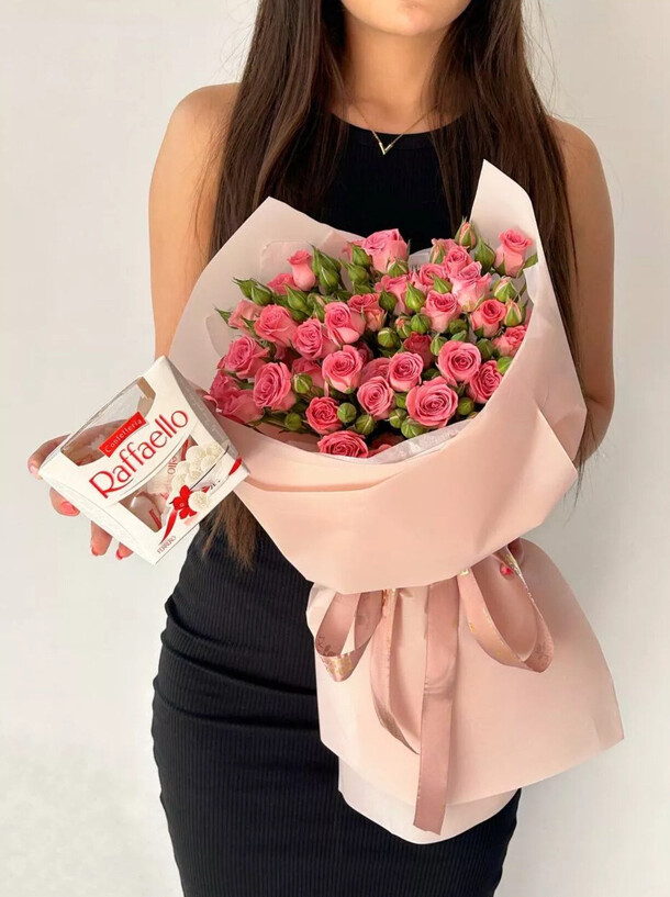 Комбо: букет кустовых роз и конфеты, артикул F1298921 - 7383 рублей, доставка по городу. Flawery - доставка цветов