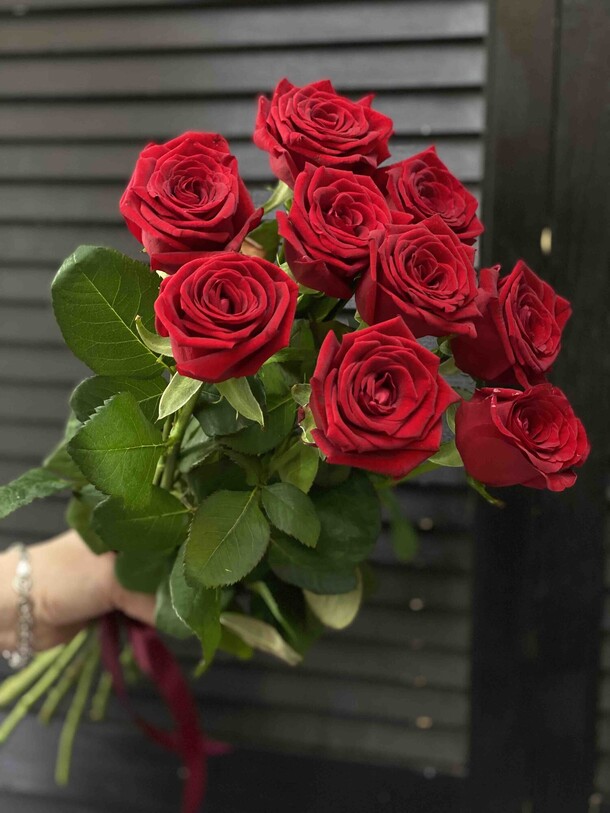 Букет из 9 красных роз 60 см, артикул F1301294 - 3626 рублей, доставка по городу. Flawery - доставка цветов