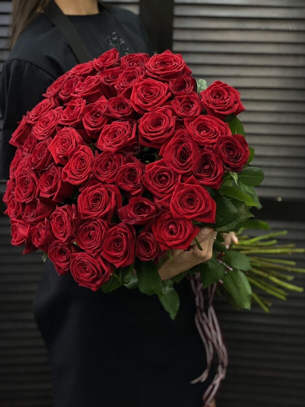 Букет из 51 красной розы 70 см, артикул F1301499 - 20206 рублей, доставка по городу. Flawery - доставка цветов