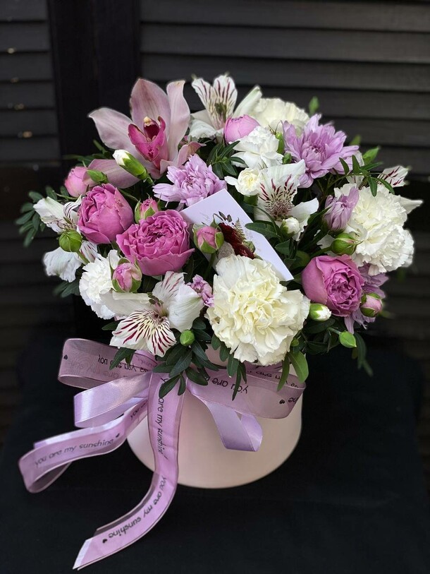 Цветы в коробке, артикул F1303279 - 6097 рублей, доставка по городу. Flawery - доставка цветов