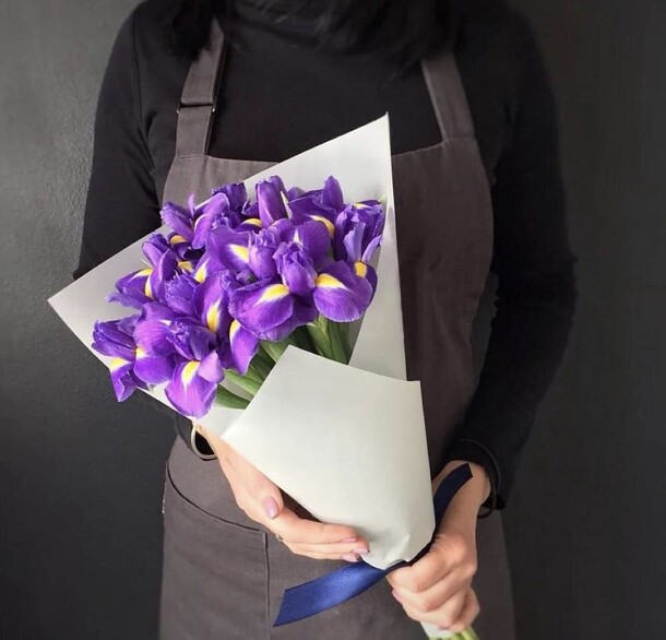 Букет из 11 ирисов в оформлении, артикул F1303367 - 4791 рублей, доставка по городу. Flawery - доставка цветов
