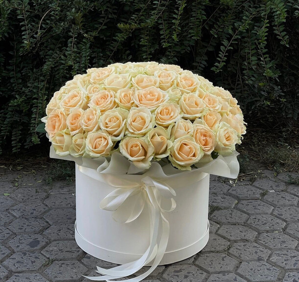 71 роза в коробке, артикул F1341941 - 25981 рублей, доставка по городу. Flawery - доставка цветов