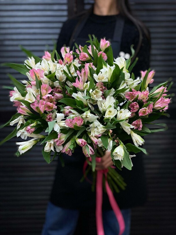 Букет из 19 альстромерии, артикул F1355950 - 8394 рублей, доставка по городу. Flawery - доставка цветов